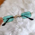 Vintage schmale Metallrahmen Sonnenbrille mit stylischen gruenen Glaesern fuer Street Style. - Mini-Eckbrille mit grünen Gläsern