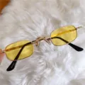 Nahaufnahme von Retro kleine quadratische Sonnenbrille mit gelben Gläsern Metall. - Mini Quadrat Gelbe Linse