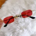Retro kleine quadratische Sonnenbrille mit roten Gläsern und Goldrahmen für Streetwear. - Mini-Eckbrille mit roten Gläsern