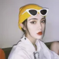 Modische Vintage Katzenauge Sonnenbrille mit gelber Mütze für Damen Streetwear Stil. - Weißer Rahmen Graue Linse