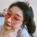Rosa Herz Sonnenbrille im Vintage Stil, süße übergroße Peachheart Brille für Damen. - Rosa
