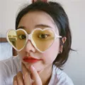 Retro süße herzförmige rosa Sonnenbrille für Damen, süßer Mädchen-Stil Streetwear Brille. - Beigefarbener Rahmen gelbe Gläser