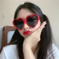 Retro rosa herzförmige Sonnenbrille für Damen, großer Rahmen süße Sonnenbrille Streetwear. - Roter Rahmen / Schwarze Gläser