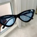 Retro Katzenauge Sonnenbrille für Damen, schwarzer Rahmen mit hellblauen Gläsern. - Schwarzes Gestell mit blauen Gläsern