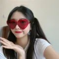 Rote herzförmige Sonnenbrille Detailaufnahme, retro süße große Herz Sonnenbrille für Damen. - Transparentes Rot