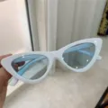 Retro weiße Katzenauge Sonnenbrille mit hellblauen Gläsern, trendige Vintage Eyewear. - Weißes Gestell mit blauen Gläsern