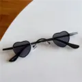 Retro Mini Herzförmige Sonnenbrille für Damen, trendige schwarze Metallrahmen Sonnenbrille. - Mini-Herz - Ganz Schwarz