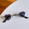Retro Mini Herzförmige Metall Sonnenbrille Mode Streetwear Party coole Brille für Damen. - Mini-Herz - Silberner Rahmen & schwarze Gläser