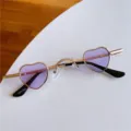 Retro kleine herzförmige Sonnenbrille mit lila Gläsern und goldem Metallrahmen für Damen. - Mini-Herz - Goldener Rahmen & violette Gläser