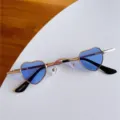 Retro Mini Herzförmige Sonnenbrille mit Metallrahmen und blauen Gläsern für Streetwear Style. - Mini-Herz - Goldener Rahmen & blaue Gläser