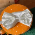 Weiße Satin-Schlafmaske mit großer Schleife und Perlenbesen für süßen Komfort in der Nacht. - Milchweiß