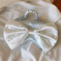 Hellblaue Satin-Schlafmaske mit grossem weissen Perlen-Schleife, bequem und suess. - Hellblau