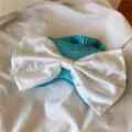 Seiden-Satinschlafmaske mit großer weißer Perlen Schleife, türkise Schlafmaske für Damen. - Seeblau