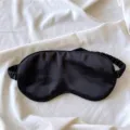 Zwart satijnen slaapmasker voor de nacht, comfortabele verduisterende ooglap variant. - Zwart