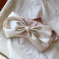 Masque de sommeil en satin rose avec grand noeud blanc, tissu soyeux et doux pour la nuit. - Base rose avec nœud blanc crème