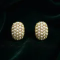Vue rapprochée détaillée de boucles d'oreilles perles ovales vintage avec base dorée. - Style Perle Blanche / Blanc