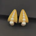 Boucles d'oreilles triangulaires dorées texturées vintage avec perles dégradées chic. - Or