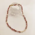Collier de perles et de fragments de pierres naturelles fait main style romantique d'été chic. - Style Quartz Fraise (DA105101) / Or