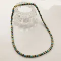 Collier ras de cou de perles colorees avec des disques metalliques et de pierres. - Style de Couleur Épissée (DA105101) / Couleurs Mixtes