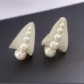 Chics boucles d'oreilles puces en perles avec un joli design triangle en métal texturé. - Argent