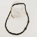 Collier de perles noires avec intermédiaires dorés et accents en pierre, bijou élégant et chic. - Style Onyx Noir (DA105101) / Noir