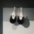 Boucles d'oreilles pendantes chics avec pierres noires et embouts en métal argenté. - Obsidienne