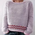Nahaufnahme des Damen Strickpullovers, rosa-graue Streifen und Wellenmuster Detail. - 3XL / Rosa Streifen