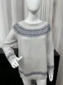 Damen Rundhals Langarm Strickpullover mit geometrischem Muster an Saum und Bündchen. - S / Oberteile / Graue Basis Mit Blauen Streifen