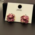 Boucles d'oreilles clous camélia émaillé trois couches vintage contour doré vue principale - Bordeaux