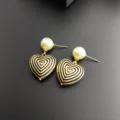 Boucles d'oreilles cœur dorées vintage avec perles, design texturé, bijoux élégants chic. - Style de cœur concentrique en perles artificielles vintage / Or 3