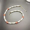 Collier ras du cou bohème en perles de coquillage blanches et pierres roses pour femmes. - Rouge pastèque
