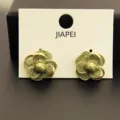 Boucles d'oreilles clous fleur camélia à trois couches émail style vintage mode. - Vert matcha