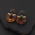 Boucles d'oreilles rétro en résine et bois, élégants accents dorés pour style vintage. - Ambre