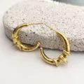 Boucles d'oreilles croissant bambou dorées vue détaillée au design minimaliste élégant. - Or