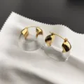 Boucles d'oreilles créoles transparentes en résine avec dessus en métal plaqué or 18K, style rétro. - Forme U Géométrique Transparente / Or 18K + Transparent