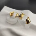 Créoles chics en résine blanche plaquée or, bijoux de mode géométriques rétro. - Créoles Géométriques Blanc Perlé / Or 18 carats & Blanc Nacré