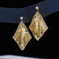 Vue détaillée de longues boucles d'oreilles pendantes géométriques dorées pour femmes. - Losange Géométrique Paillette (DA251130) / Or