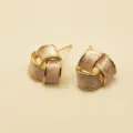 Boucles d'oreilles clous en émail rose bordées d'or, style minimaliste élégant. - Blanc Cassé