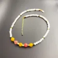 Collier de perles bohème avec perles blanches et pierres colorées, chaîne courte élégante. - Or