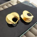 Boucles d'oreilles créoles dorées mates irrégulières, style vintage minimaliste. - Or 8