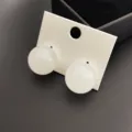 Boucles d'oreilles clous boule blanche, bijoux minimalistiques simples et elegants variante. - Milky blanc