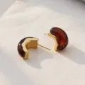 Boucles d'oreilles plaquées or en forme de C rétro avec résine ambre, style chic. - Ambre