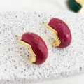 Boucles d'oreilles plaquées or en forme de C rétro avec résine rouge, bijoux français élégants. - Bordeaux