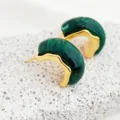 Boucles d'oreilles C plaquées or rétro avec résine verte, bijoux de mode français élégants. - Vert Foncé