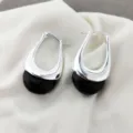 Élégantes boucles d'oreilles en métal argenté avec design minimaliste lisse et pendentif noir. - Noir