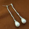 Boucles d'oreilles perle longue barre de lave, design élégant perle goutte, bijoux visage mince. - Blanc