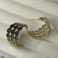 Boucles d'oreilles créoles géométriques ajourées dorées, design minimaliste élégant pour femme. - Style Patchwork Ajouré en C / Or