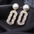 Élégantes boucles d'oreilles pendantes géométriques en zircone et perle, bijoux dorés. - Or