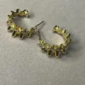 Boucles d'oreilles créoles dorées fondues avec des strass étincelants, bijoux élégants. - Style Lave Fluide en C / Or