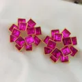 Boucles d'oreilles vintage strass carrés fuchsia, cristal rose et métal doré de style rétro. - Rose rouge